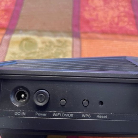 Tenda Wireless AC1900 Dual Band Gigabit Router AC18, plus FREE Netgear Extender! - Picture 4 of 8